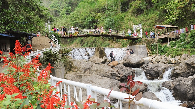 Cây cầu Si nằm ở trung tâm bản, nơi hội tụ của ba dòng suối Tiên Sa, suối Vàng và suối Bạc.
