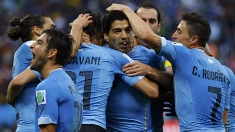 Luis Suarez (ở giữa) là người hùng của Uruguay trong trận tử chiến với ĐT Anh.