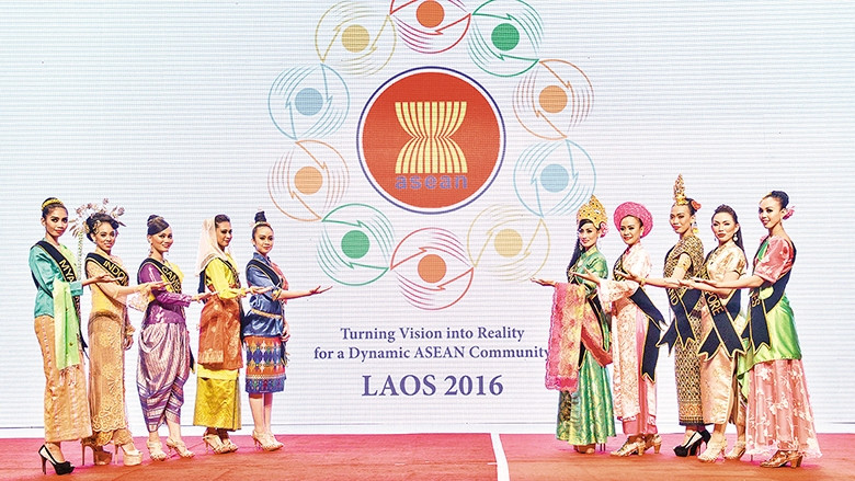 Logo Hội nghị cấp cao (HNCC) ASEAN 2016 xuất hiện trong buổi lễ bế mạc HNCC ASEAN 2015 tại Malaysia.