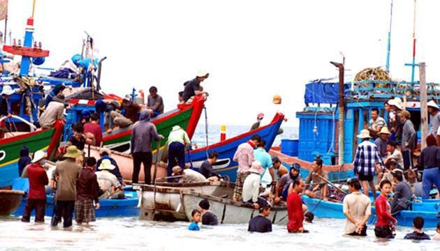 Ngư dân tranh giành khai thác cổ vật ở con tàu đắm.