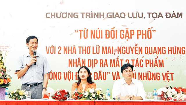 Dễ chỉ ra những tên tuổi cùng một lúc hoạt động cả hai lĩnh vực văn chương, báo chí. Trong ảnh: Các nhà thơ - nhà báo Hữu Việt, Lữ Thị Mai và Nguyễn Quang Hưng. Ảnh: NGỮ THIÊN