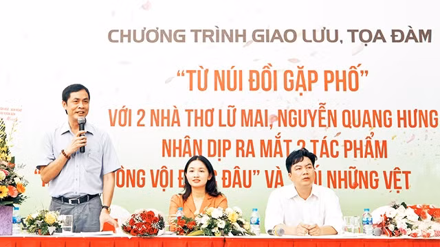 Dễ chỉ ra những tên tuổi cùng một lúc hoạt động cả hai lĩnh vực văn chương, báo chí. Trong ảnh: Các nhà thơ - nhà báo Hữu Việt, Lữ Thị Mai và Nguyễn Quang Hưng. Ảnh: NGỮ THIÊN