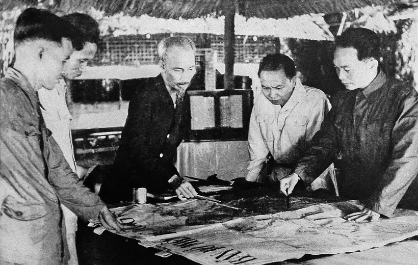 Cuối năm 1953, tại Việt Bắc, Hồ Chủ tịch và các đồng chí lãnh đạo Đảng quyết định mở chiến dịch Điện Biên Phủ. Ảnh tư liệu