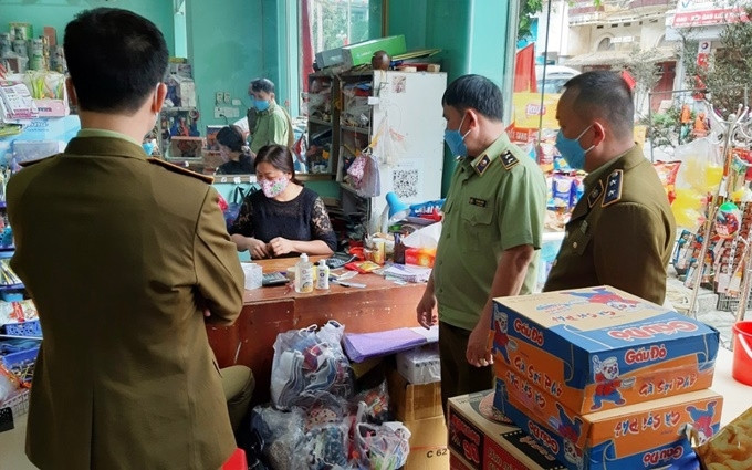 Lực lượng chức năng kiểm tra, xử phạt việc bán hàng tăng giá để trục lợi bất chính ở siêu thị Mai Long.