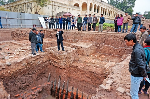 Các nhà khoa học giới thiệu về những giá trị của Trung tâm Hoàng thành Thăng Long.