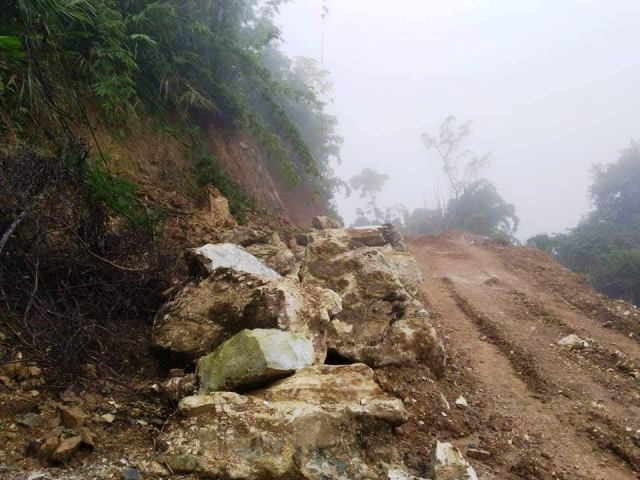 Các đối tượng tự ý mở đường vào rừng phòng hộ để khai thác đá trái phép.