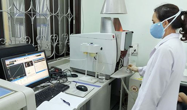 Cán bộ Trung tâm quan trắc Tài nguyên và Môi trường (Sở Tài nguyên và Môi trường tỉnh Quảng Trị) phân tích chất lượng nước biển. Ảnh: ĐĂNG TÚ