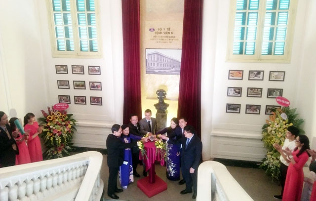 Bệnh viện K khánh thành tượng nhà khoa học Marie Curie