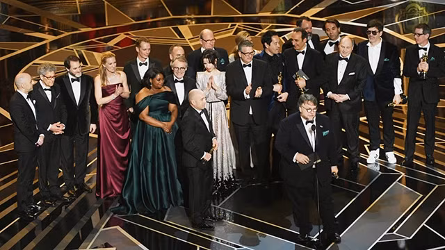 Đoàn làm phim The shape of water tại lễ trao giải Oscar 2018. Ảnh: GETTY