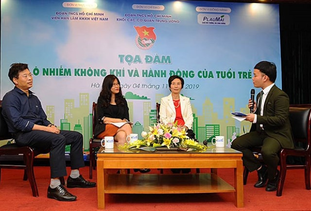 Các diễn giả thảo luận về vấn đề ô nhiễm môi trường và hệ lụy liên quan đến sức khỏe con người.