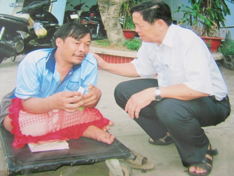 Ông Lê Huỳnh đến với những người nghèo khổ.