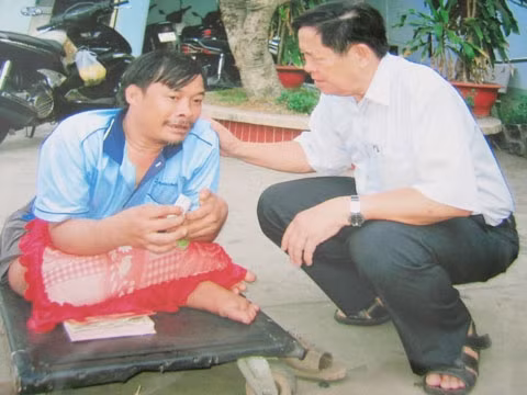 Ông Lê Huỳnh đến với những người nghèo khổ.