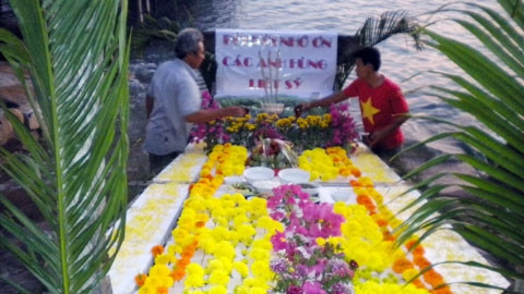 Chuẩn bị lễ tưởng niệm các anh hùng liệt sĩ.