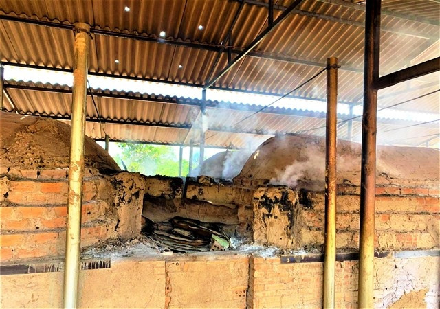 Các lò đốt than nhả khói nghi ngút trong quá trình đốt.