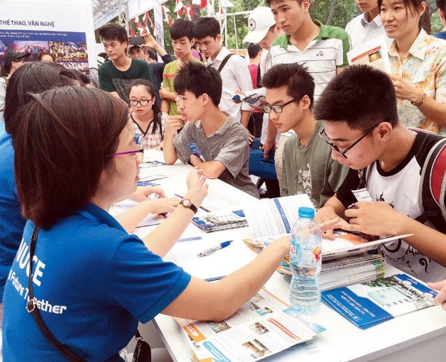 Tư vấn về công tác xét tuyển năm 2016 cho các thí sinh tại Trường đại học Xây dựng. Ảnh: THÚY QUỲNH