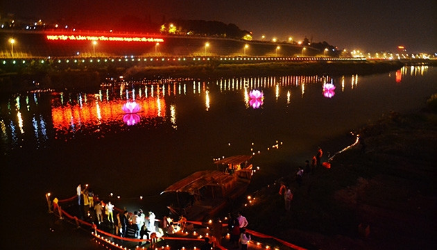 Sông Hồng lung linh đêm hoa đăng.