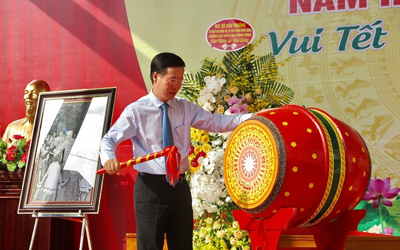 Đồng chí Võ Văn Thưởng, Ủy viên Bộ Chính trị, Bí thư T.Ư Đảng, Trưởng Ban Tuyên giáo T.Ư đánh trống khai trường trong lễ khai giảng tại trường THCS Chu Văn An, quận Ngô Quyền.