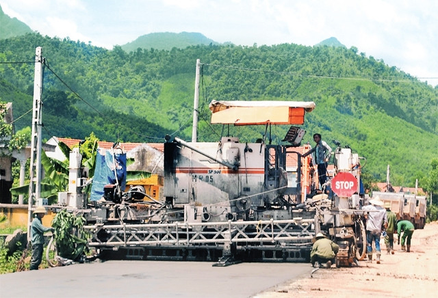 Thi công đoạn tuyến cuối cùng của tỉnh lộ 293 qua xã Tuấn Mậu, huyện Sơn Động (Bắc Giang).