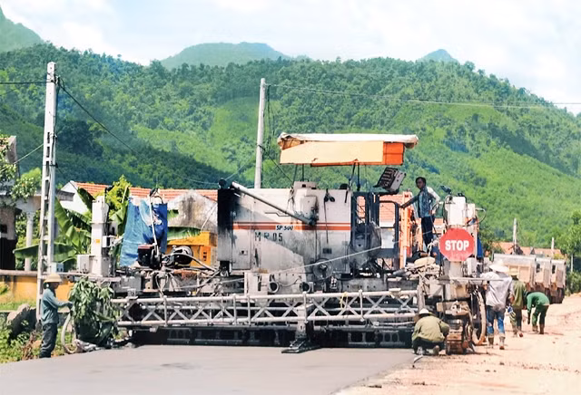 Thi công đoạn tuyến cuối cùng của tỉnh lộ 293 qua xã Tuấn Mậu, huyện Sơn Động (Bắc Giang).