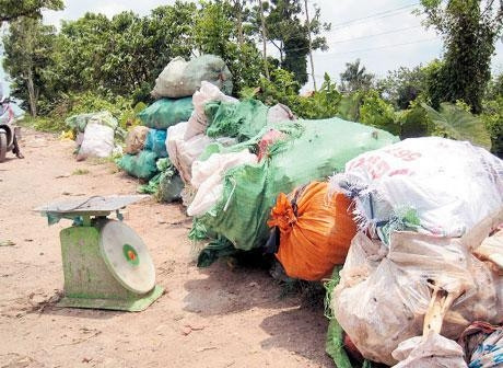 Rác thải được đóng bao tải là hình ảnh hiếm hoi ở làng nghề Thụy Ứng.
