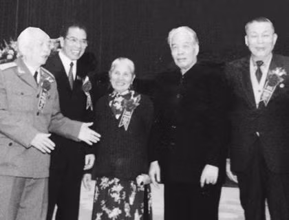 Bà Hà Thị Quế (đứng giữa) trong buổi gặp mặt kỷ niệm 55 năm cuộc Tổng tuyển cử đầu tiên.