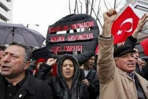 Người dân Thổ Nhĩ Kỳ biểu tình phản đối nghị quyết của Ủy ban Đối ngoại Hạ viện Mỹ.