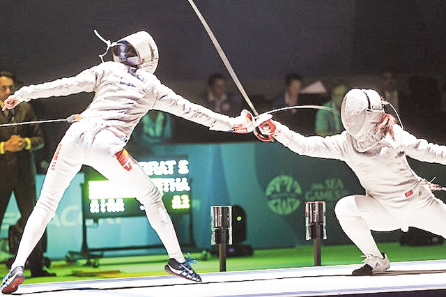 Lệ Dung (trái)thi đấu tại SEA Games 2015. Ảnh | Khả Hòa