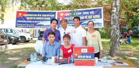 Ban tổ chức cuộc vận động quyên góp vì biển đảo quê hương năm 2014 tại TTTM Đồng Xuân, Berlin. Ảnh | KHẮC HÙNG