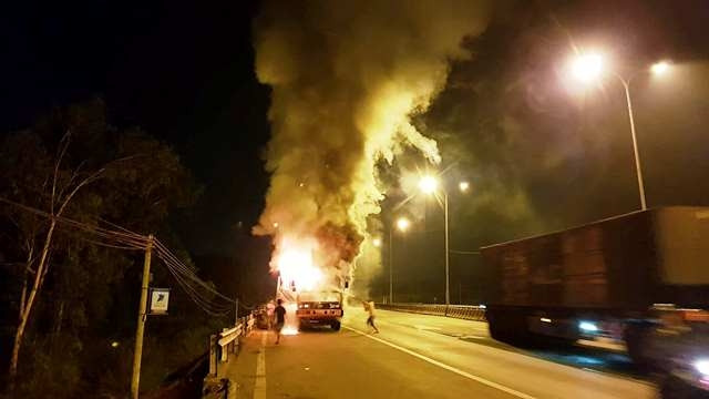 Xe tải bốc cháy dữ dội trên Quốc lộ 51.