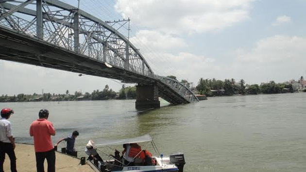 Sập cầu Ghềnh bắc qua sông Đồng Nai