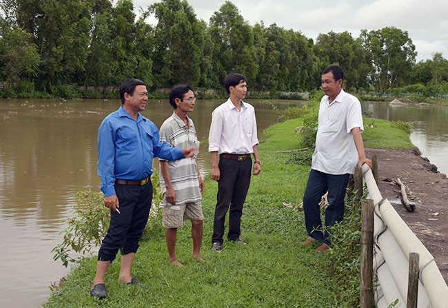 Cán bộ, đảng viên huyện Phước Long (Bạc Liêu) thường xuyên gặp gỡ, trao đổi để tìm cách tháo gỡ vướng mắc cho người dân. Ảnh: PHAN THANH CƯỜNG