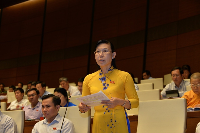 Đại biểu QH tỉnh Long An phát biểu thảo luận tại hội trường. Ảnh: CHƯƠNG LINH