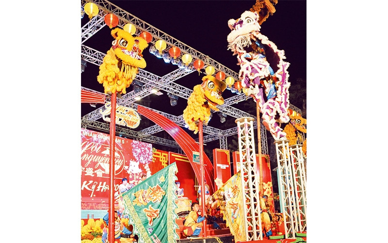 Tiết mục biểu diễn lân lên mai hoa thung của quận 5.