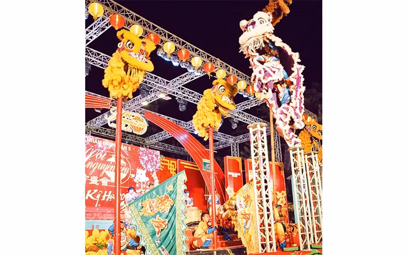 Tiết mục biểu diễn lân lên mai hoa thung của quận 5.