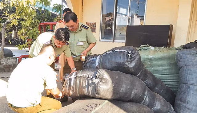 Một lô hàng vận chuyển từ ga Hà Nội vào ga Sài Gòn không có nguồn gốc xuất xứ, bị lực lượng chức năng của thành phố thu giữ.