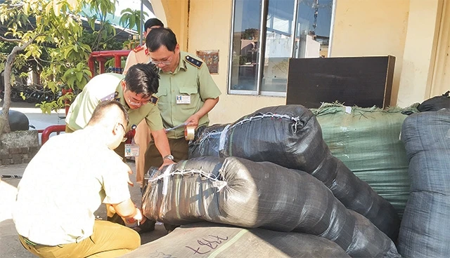 Một lô hàng vận chuyển từ ga Hà Nội vào ga Sài Gòn không có nguồn gốc xuất xứ, bị lực lượng chức năng của thành phố thu giữ.