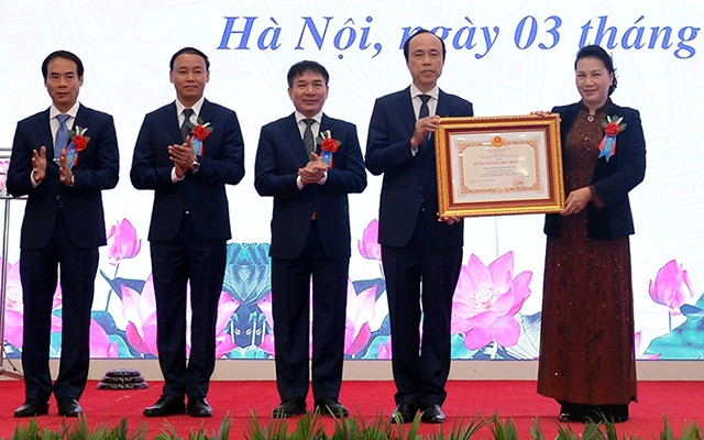 Chủ tịch Quốc hội Nguyễn Thị Kim Ngân trao Huân chương Hồ Chí Minh tặng Viện Khoa học thủy lợi Việt Nam. Ảnh: HOÀNG QUỲNH