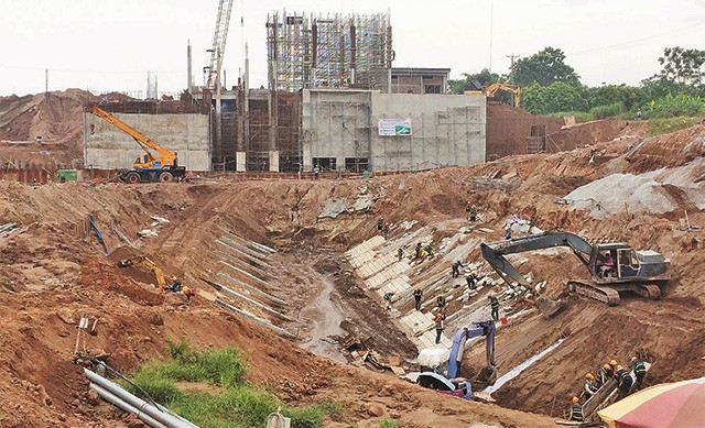 Thi công hạng mục công trình thu nước tại Nhà máy nước mặt sông Đuống.