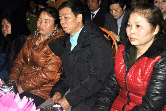 Bà Hải (người đầu tiên, bên phải) đồng hành cùng vợ chồng ông Chấn trên hành trình tìm lại công lý.