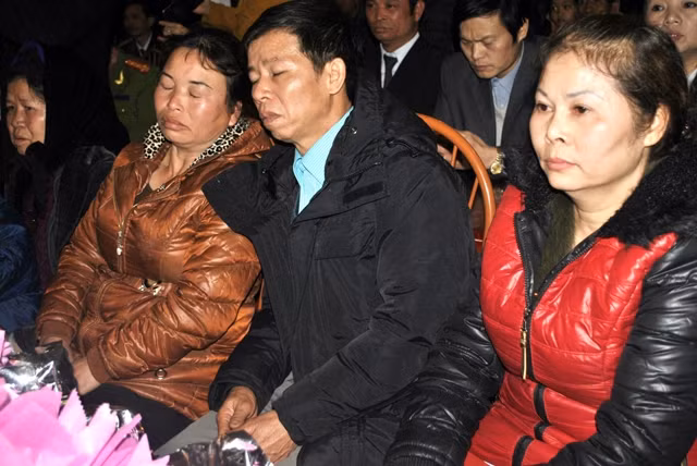 Bà Hải (người đầu tiên, bên phải) đồng hành cùng vợ chồng ông Chấn trên hành trình tìm lại công lý.