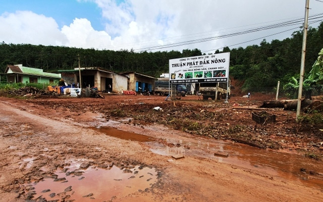 Cơ sở chế biến chanh dây của Công ty TNHH MTV Thương mại và dịch vụ Thuận Phát Đác Nông xả thải trực tiếp ra môi trường gây ô nhiễm khu dân cư.