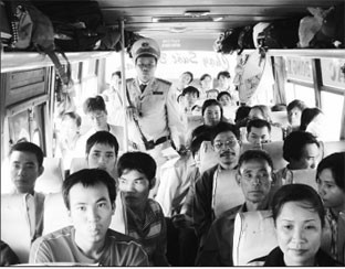 Cảnh sát giao thông kiểm tra xe chạy đường dài