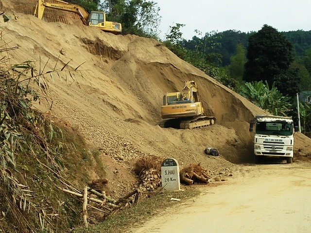 Một cá nhân tùy tiện san ủi tạo mặt bằng ở TP Bắc Cạn. 