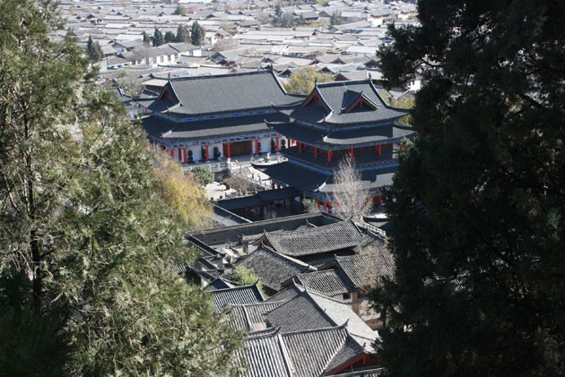 Lệ Giang nhìn từ Vạn Cổ Lầu. Gần đó là tòa nhà của Mộc Phủ.