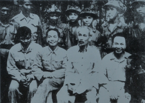 Năm chiến sĩ xuất sắc đại diện các đơn vị vừa chiến thắng ở Điện Biên Phủ được cử về Việt Bắc mừng thọ Bác Hồ nhân Ngày sinh của Người, 19-5-1954. Ảnh tư liệu