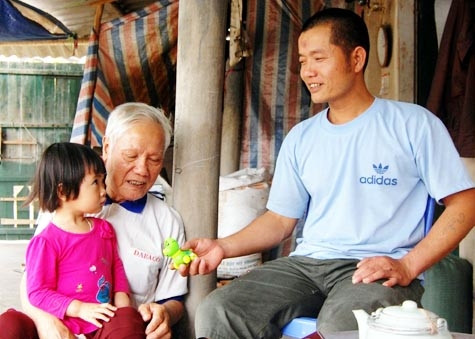 Phút giây hạnh phúc đời thường của anh Phạm Văn Thọ với mọi người trong xóm.