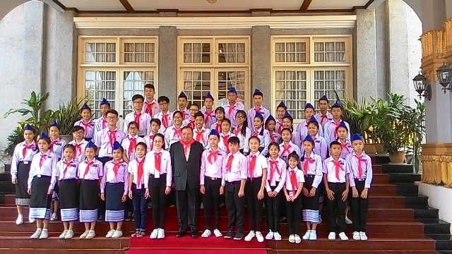 Tổng Bí thư, Chủ tịch nước Lào Bun-nhăng Vo-la-chít chụp ảnh lưu niệm với Đoàn đại biểu thiếu nhi Việt Nam.