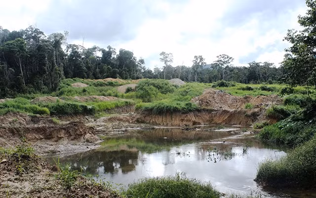 Một bãi khai thác khoáng sản trái phép trên địa bàn huyện Đắk G’Long, tỉnh Đắk Nông.