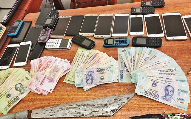 Tang vật vụ án triệt phá băng nhóm tín dụng đen ở Thanh Hóa. Ảnh: THÁI THANH