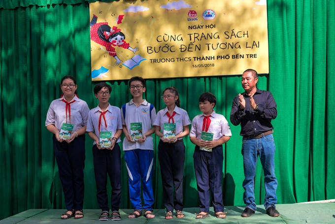 Nhà văn Nguyễn Phước Thảo tặng Miền xanh cho các em học sinh.